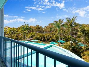 Πισίνα στο ή κοντά στο Resort-Style Stay with Balcony & Garage Parking