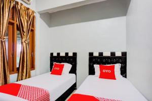 Voodi või voodid majutusasutuse OYO 93071 Home Stay Kembar Syariah toas