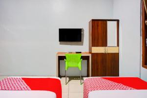 Televiisor ja/või meelelahutuskeskus majutusasutuses OYO 93071 Home Stay Kembar Syariah