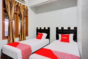 Voodi või voodid majutusasutuse OYO 93071 Home Stay Kembar Syariah toas