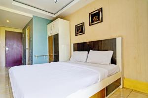 a bedroom with a large white bed in a room at OYO Life 93170 Apartement Gateway Cicadas By Mr Pro in Bandung