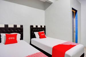 Voodi või voodid majutusasutuse OYO 93071 Home Stay Kembar Syariah toas
