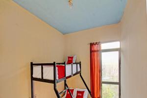 Μία ή περισσότερες κουκέτες σε δωμάτιο στο OYO 93121 Abi Bungalow & Hostel