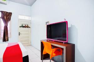 Televiisor ja/või meelelahutuskeskus majutusasutuses OYO 93071 Home Stay Kembar Syariah