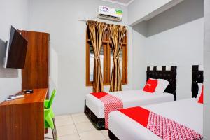 Voodi või voodid majutusasutuse OYO 93071 Home Stay Kembar Syariah toas