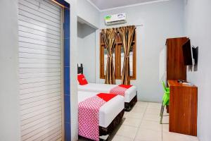 Voodi või voodid majutusasutuse OYO 93071 Home Stay Kembar Syariah toas