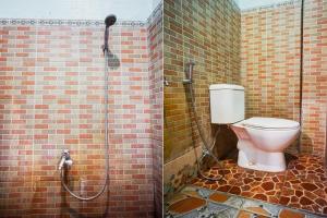 Vannituba majutusasutuses OYO 93071 Home Stay Kembar Syariah