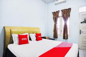 Voodi või voodid majutusasutuse OYO 93071 Home Stay Kembar Syariah toas