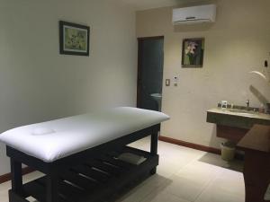 a hospital room with a bed and a sink at Hotel Carmen in Puerto Iguazú +99 photos