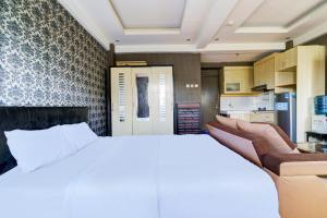 Dapur atau dapur kecil di OYO Life 93086 Apartemen The Suite Metro By Abbah Property +18 gambar