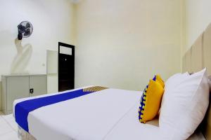 Postel nebo postele na pokoji v ubytování SPOT ON 93245 Guest House Mulia Dua Syariah