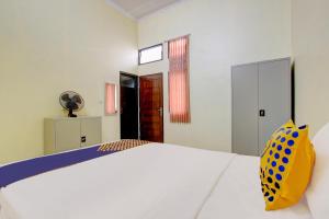 Postel nebo postele na pokoji v ubytování SPOT ON 93245 Guest House Mulia Dua Syariah