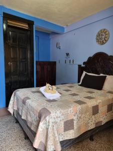 Postel nebo postele na pokoji v ubytování Hotel Luisito