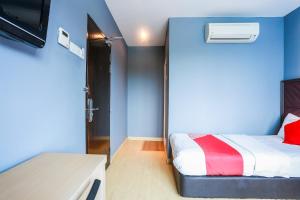 Postel nebo postele na pokoji v ubytování OYO 90894 Hotel Smc I-city