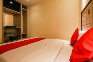 Postel nebo postele na pokoji v ubytování OYO 90894 Hotel Smc I-city