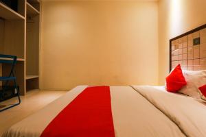 Postel nebo postele na pokoji v ubytování OYO 90894 Hotel Smc I-city