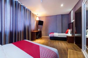 Postel nebo postele na pokoji v ubytování OYO 90894 Hotel Smc I-city