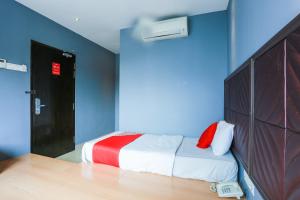 Postel nebo postele na pokoji v ubytování OYO 90894 Hotel Smc I-city