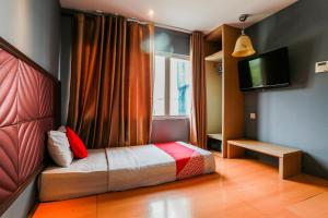 Postel nebo postele na pokoji v ubytování OYO 90894 Hotel Smc I-city