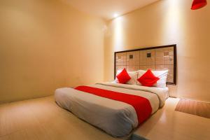 Postel nebo postele na pokoji v ubytování OYO 90894 Hotel Smc I-city