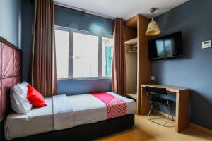 Postel nebo postele na pokoji v ubytování OYO 90894 Hotel Smc I-city