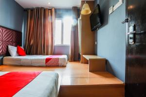 Postel nebo postele na pokoji v ubytování OYO 90894 Hotel Smc I-city