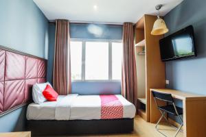 Postel nebo postele na pokoji v ubytování OYO 90894 Hotel Smc I-city