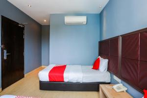 Postel nebo postele na pokoji v ubytování OYO 90894 Hotel Smc I-city
