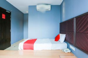 Postel nebo postele na pokoji v ubytování OYO 90894 Hotel Smc I-city