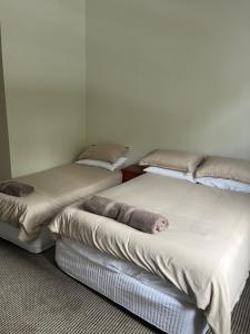 Postel nebo postele na pokoji v ubytování Woolpack Hotel Parramatta + 7 fotografií