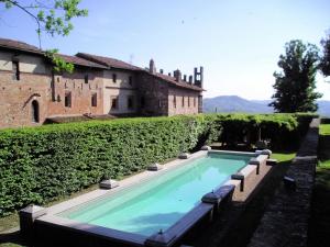 Heritage Holiday Home in Gabiano with Swimming Poolの敷地内または近くにあるプール