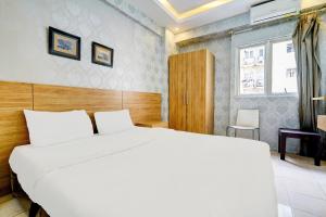 Katil atau katil-katil dalam bilik di OYO Life 93086 Apartemen The Suite Metro By Abbah Property