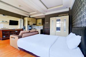 Televisyen dan/atau pusat hiburan di OYO Life 93086 Apartemen The Suite Metro By Abbah Property