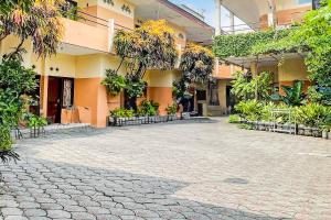 an empty street in front of a building at OYO Life 93398 Sudimoro Guest House Syariah in Blimbing