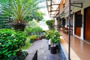 a courtyard with potted plants in a building at Hotel O Sukamulya Homestay in Bandung