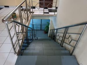 een trap in een gebouw met uitzicht bij Hotel O Pondok Kula Rumbih Syariah in Sungairasau +16 foto's