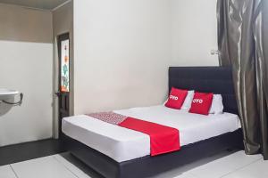 Ένα ή περισσότερα κρεβάτια σε δωμάτιο στο Hotel O Pondok Tawing Rumbih