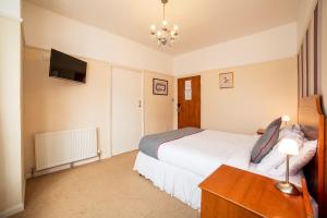 Postel nebo postele na pokoji v ubytování OYO Eagle House Hotel, St Leonards Hastings