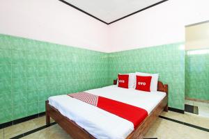 Кровать или кровати в номере Hotel O Pondok Wisata Sri MulyoNearSultan Agung Stadium Bantul