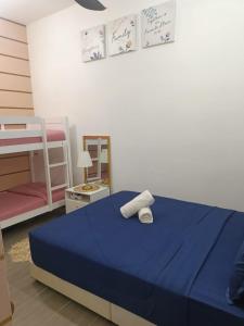 una camera con un letto blu e due letti a castello di Casa Leia at Troika Kota Bharu a Kota Bharu