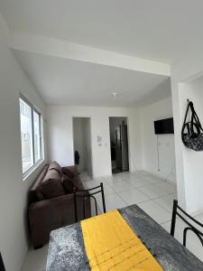 a living room with a couch and a table at Casa em Parnaíba 6km praia in Parnaíba