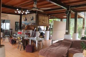 a living room with a couch and a table at Atash Eco Village Homestay Van Hoi in Quân Khê