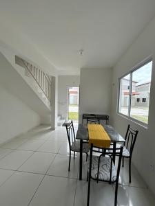 a dining room with a table and chairs at Casa em Parnaíba lazer e praia in Parnaíba