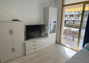 Televisyen dan/atau pusat hiburan di Habitación doble en apartamento compartido Salou