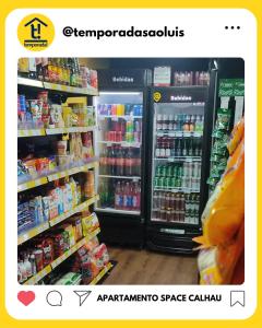 uma imagem de dois frigoríficos numa mercearia em Apartamento Space Calhau em São Luís