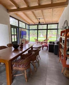 Un comedor con mesa y sillas de madera. en La Casa De Los Pinos, en Casa Grande