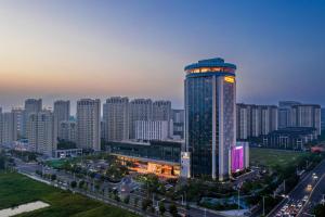 ShuyangShuyang Honor International Hotel的一座高大的建筑,城市里灯火通明