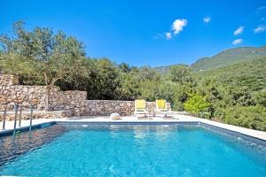 Bazén v ubytování Aphrodite's maisonette on Corfu island nebo v jeho okolí