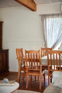 Rustic Treehouse - Aireys Inlet的休息区