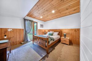 Rustic Treehouse - Aireys Inlet客房内的一张或多张床位